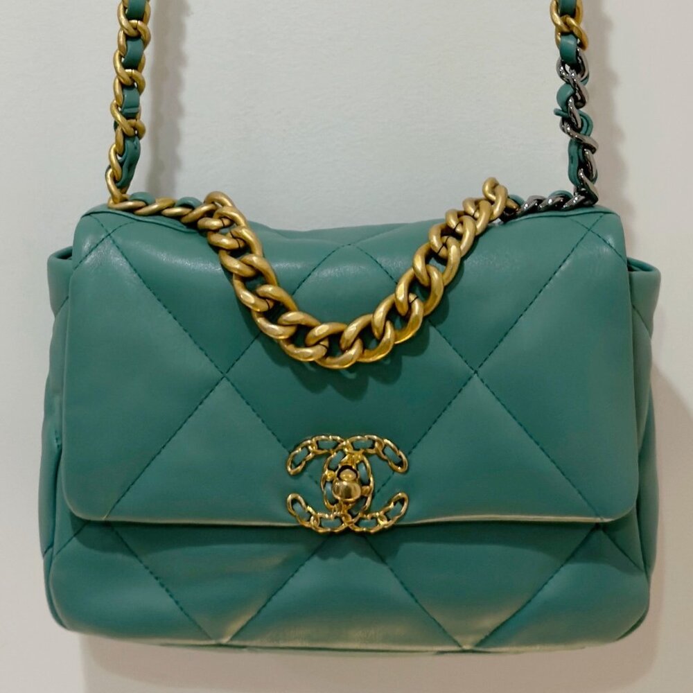 CHANEL - Chanel 19, Small in Light Green